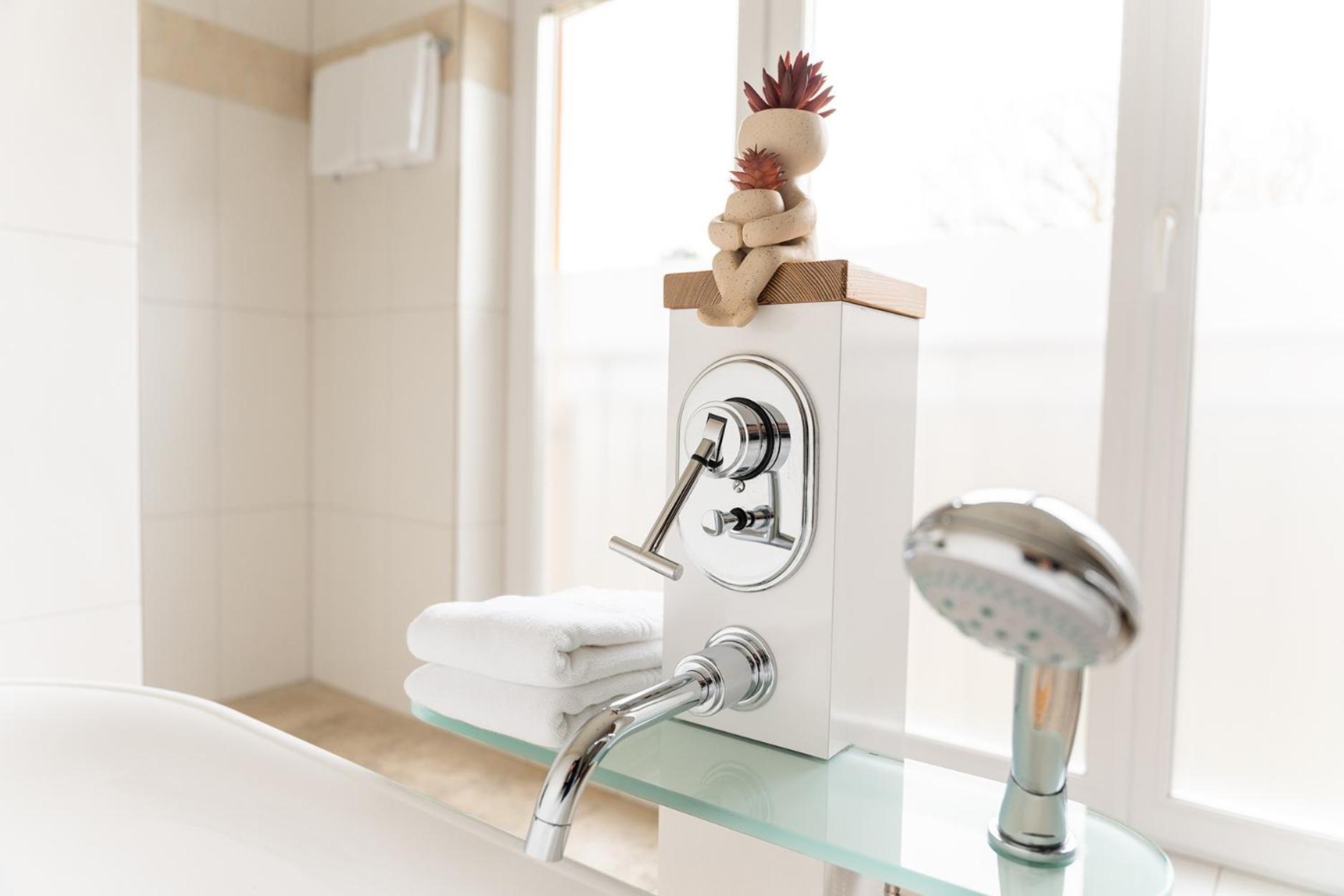 Hotel Vier Jahreszeiten Therme & Kliniken Bad Krozingen Naehe Freiburg & Schwarzwald Ideal Fuer Wellness Kur & Business Ausfluege 24H Check In- Wlan & Parken Gratis Exterior photo